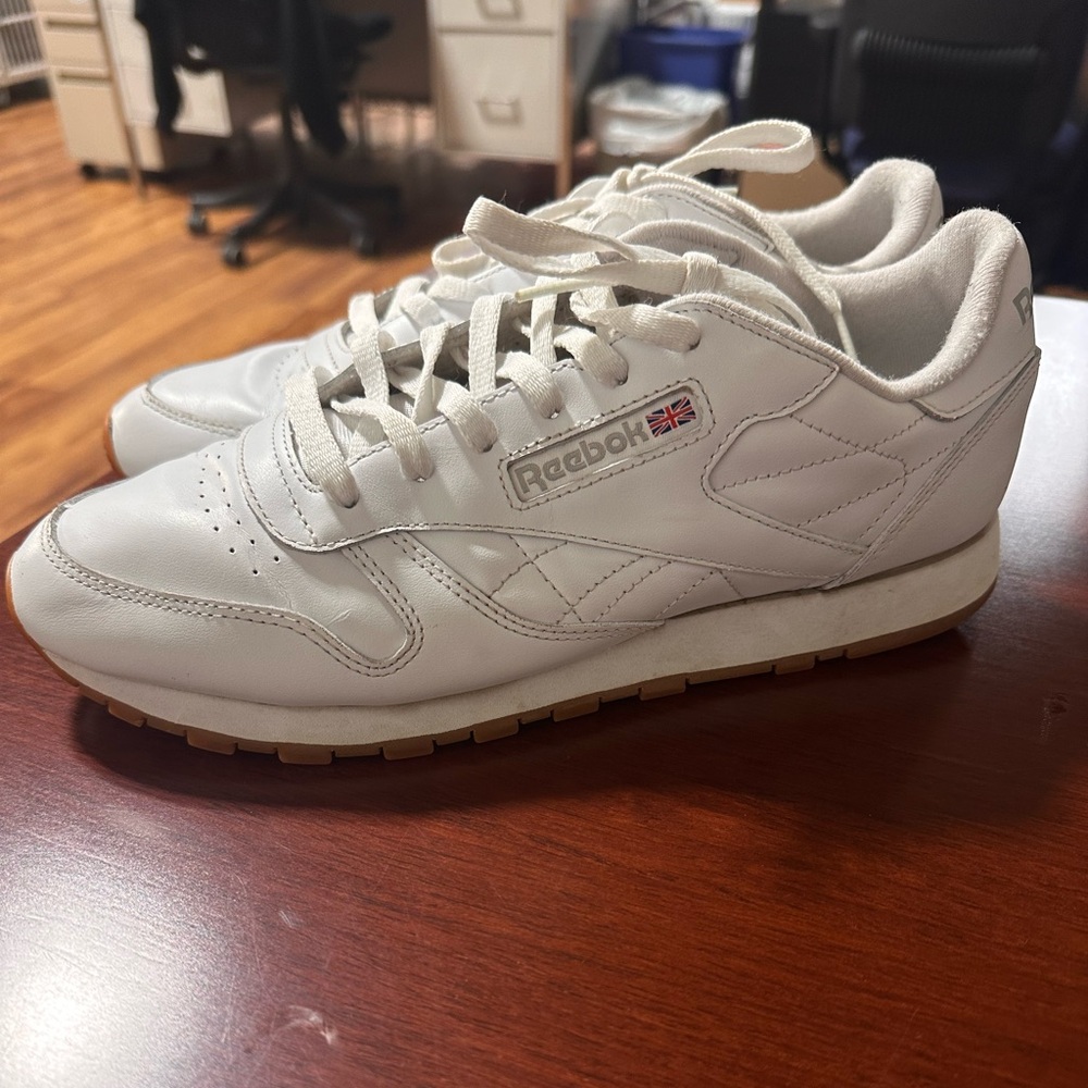 Reebok Classic Leather M9.5/W11 White/Grey Sneakers with Gum Sole